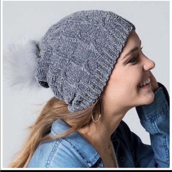 Luxury chenille cable knit beanie with faux fur pompom - Picture 1 of 2